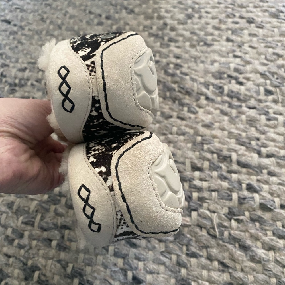 UGG Women's Size 6 Black and Cream Snake print Slippers LIKE NEW - Picture 5 of 7